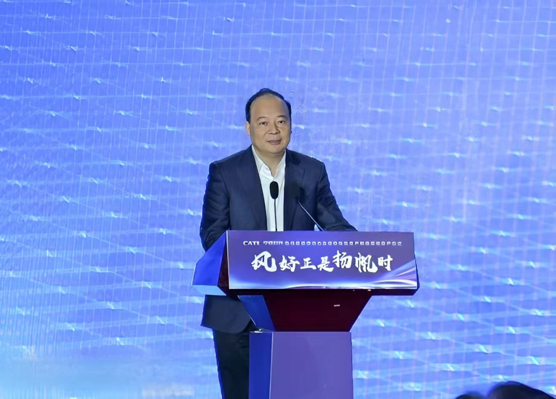 02-配文插图-亚投董事长、总经理曾毓群发表致辞.png